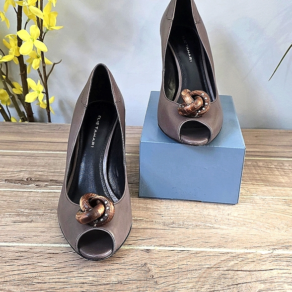 724 Tahari Shannon Peep Toe Womens Leather Shoes Pumps Stiletto Heels Tan Sz 6 - Picture 2 of 9